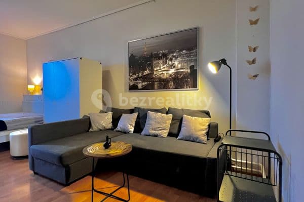 Prenájom bytu 1-izbový 50 m², Tylovo náměstí, Praha Prenájom bytu 1-izbový 50 m², Tylovo náměstí, Praha