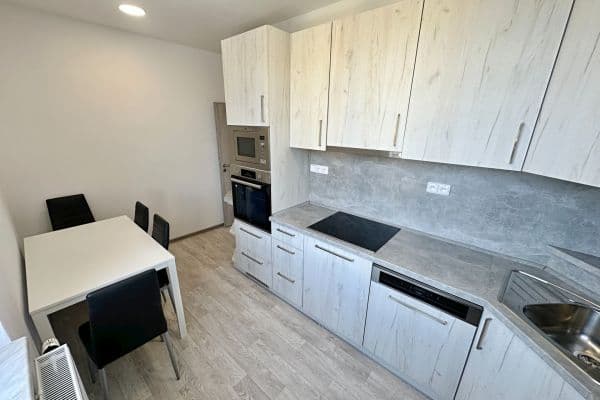 Prenájom bytu 2-izbový 72 m², Železničního pluku, Pardubice Prenájom bytu 2-izbový 72 m², Železničního pluku, Pardubice