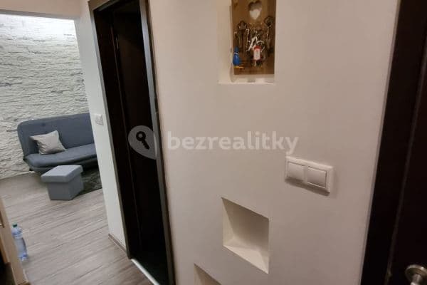 Prenájom bytu 4-izbový 72 m², Znievska, Bratislava