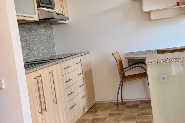 Prenájom bytu Garsoniéra 39 m², Českomoravská, Praha Prenájom bytu Garsoniéra 39 m², Českomoravská, Praha