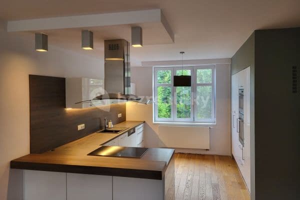 Prenájom bytu 3-izbový 91 m², Jiřího Purkyně, Hradec Králové Prenájom bytu 3-izbový 91 m², Jiřího Purkyně, Hradec Králové