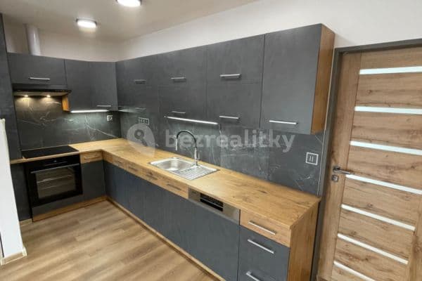 Prenájom bytu 3-izbový 74 m², Bratří Čapků, Hradec Králové Prenájom bytu 3-izbový 74 m², Bratří Čapků, Hradec Králové