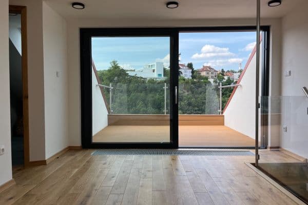Prenájom bytu 4-izbový 100 m², Pod Kavalírkou, Praha Prenájom bytu 4-izbový 100 m², Pod Kavalírkou, Praha