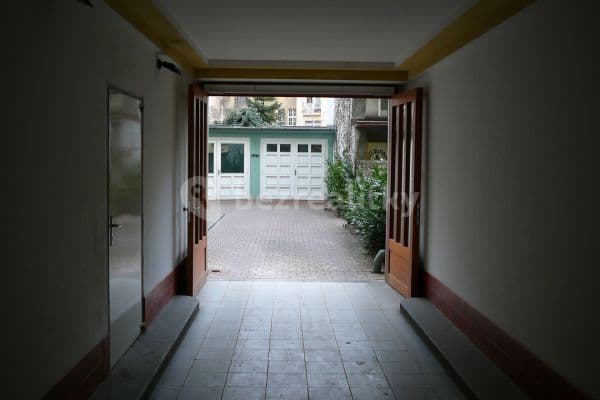 Prenájom garáže 21 m², Uralská, Praha Prenájom garáže 21 m², Uralská, Praha