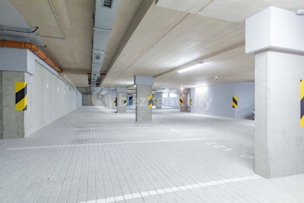 Prenájom garáže 12 m², U Pergamenky, Prenájom garáže 12 m², U Pergamenky,