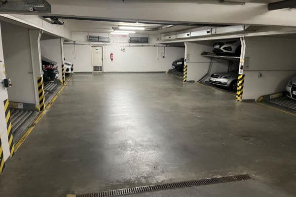 Prenájom garáže 14 m², Kašparovo náměstí, Praha Prenájom garáže 14 m², Kašparovo náměstí, Praha