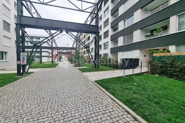 Prenájom garáže 12 m², U Pergamenky, Praha Prenájom garáže 12 m², U Pergamenky, Praha