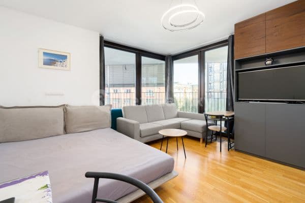 Prenájom bytu 1-izbový 40 m², Malešická, Praha Prenájom bytu 1-izbový 40 m², Malešická, Praha