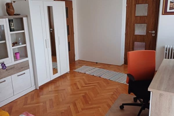 Prenájom bytu 3-izbový 20 m², Holčovická, Praha Prenájom bytu 3-izbový 20 m², Holčovická, Praha