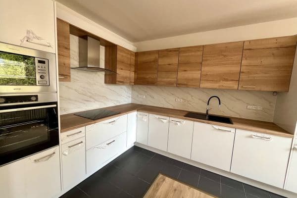 Prenájom bytu 4-izbový 100 m², Josefa Hory, Jablonec nad Nisou Prenájom bytu 4-izbový 100 m², Josefa Hory, Jablonec nad Nisou