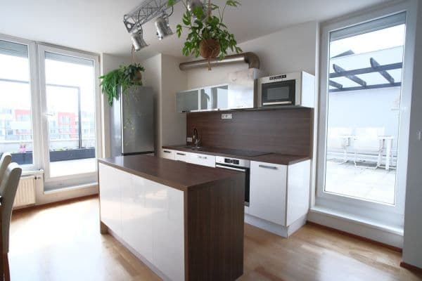 Prenájom bytu 4-izbový 99 m², Milotická, Praha Prenájom bytu 4-izbový 99 m², Milotická, Praha