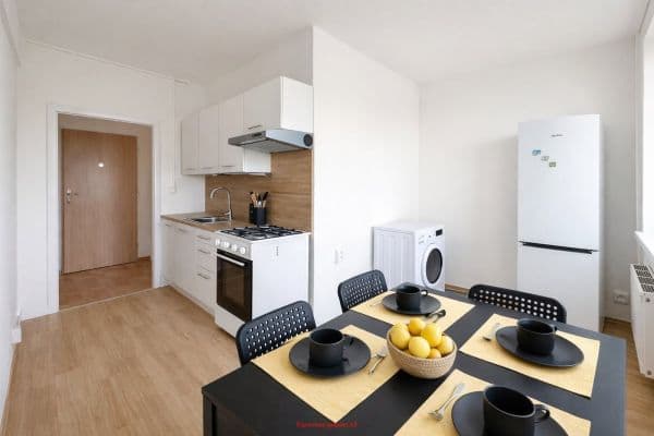 Prenájom bytu 1-izbový 38 m², Jaroslava Vrchlického, Karviná, Moravskoslezský kraj Prenájom bytu 1-izbový 38 m², Jaroslava Vrchlického, Karviná, Moravskoslezský kraj