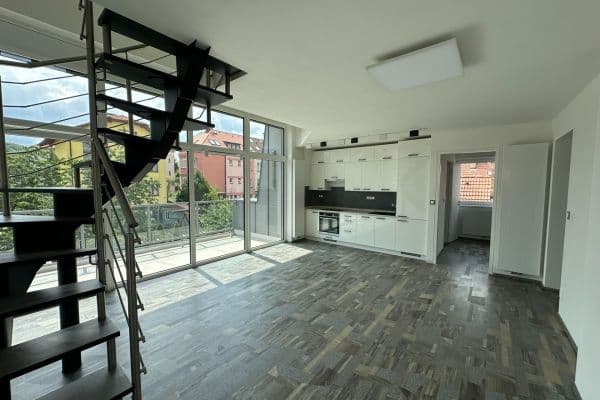 Prenájom bytu 3-izbový 109 m², Okružní, Praha Prenájom bytu 3-izbový 109 m², Okružní, Praha