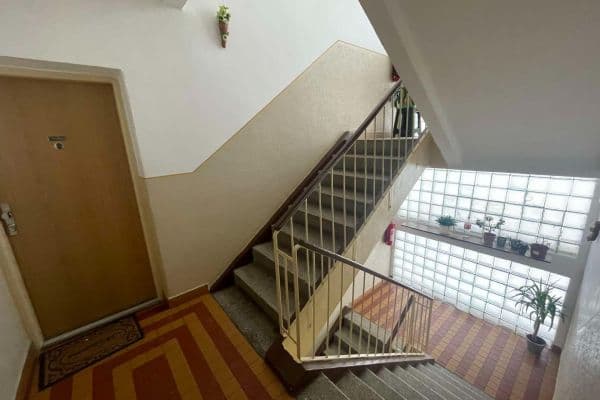 Prenájom bytu 4-izbový 64 m², J. A. Komenského, Meziboří Prenájom bytu 4-izbový 64 m², J. A. Komenského, Meziboří