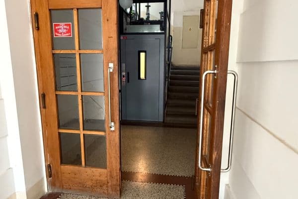 Prenájom bytu 1-izbový 41 m², Kostelní, Praha Prenájom bytu 1-izbový 41 m², Kostelní, Praha