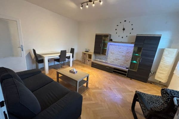 Prenájom bytu 2-izbový 56 m², Pospíšilova, Hradec Králové Prenájom bytu 2-izbový 56 m², Pospíšilova, Hradec Králové