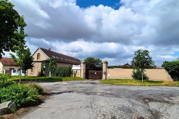 Prenájom domu 510 m², pozemok 1.000 m², Náves sv. Petra a Pavla, Zlatníky-Hodkovice Prenájom domu 510 m², pozemok 1.000 m², Náves sv. Petra a Pavla, Zlatníky-Hodkovice