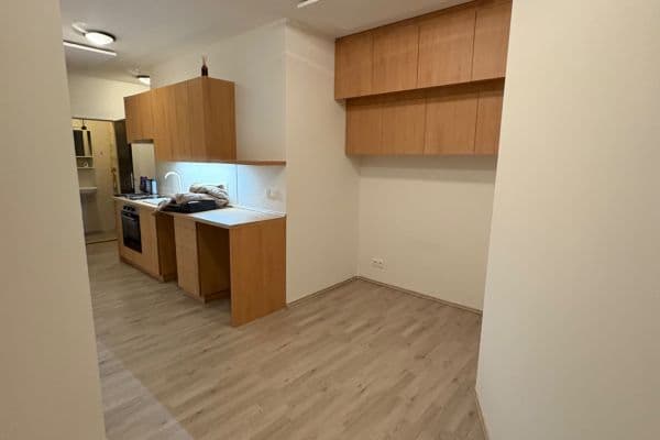 Prenájom bytu 1-izbový 21 m², Škvorec Prenájom bytu 1-izbový 21 m², Škvorec