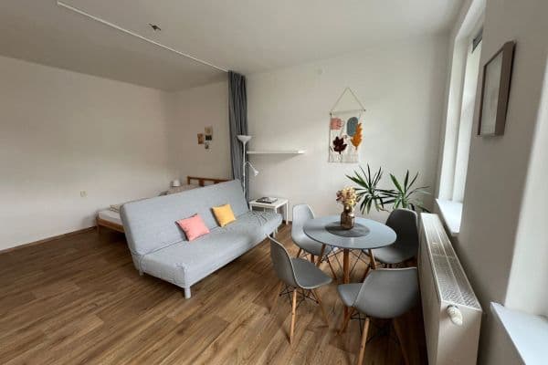 Prenájom bytu 1-izbový 37 m², náměstí Emy Destinové, Karlovy Vary Prenájom bytu 1-izbový 37 m², náměstí Emy Destinové, Karlovy Vary