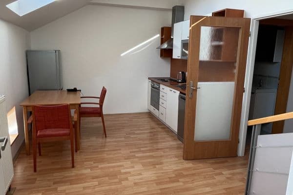 Prenájom bytu 3-izbový 60 m², Rumunská, Praha Prenájom bytu 3-izbový 60 m², Rumunská, Praha