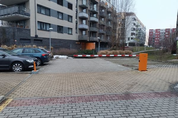 Prenájom garáže 18 m², Makedonská, Praha Prenájom garáže 18 m², Makedonská, Praha