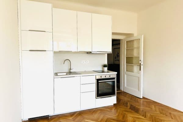 Prenájom bytu 1-izbový 30 m², Přípotoční, Praha Prenájom bytu 1-izbový 30 m², Přípotoční, Praha