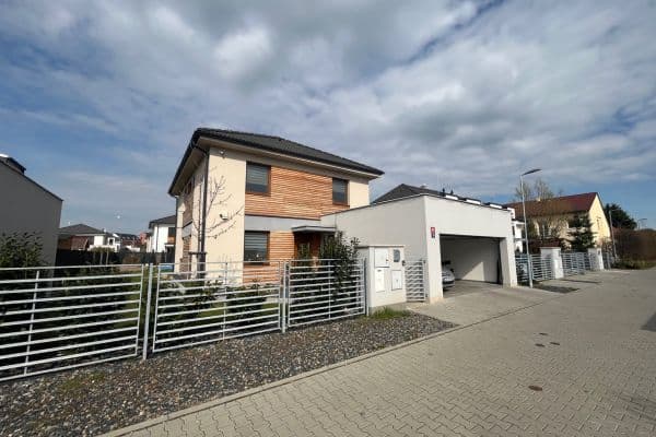 Predaj domu 137 m², pozemek 472 m², Modřínová, Zlonín Predaj domu 137 m², pozemek 472 m², Modřínová, Zlonín