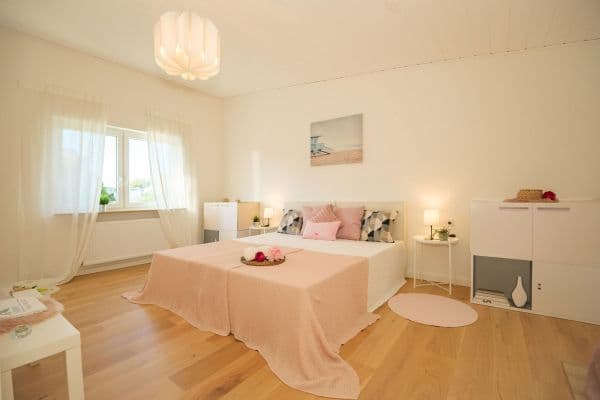 Predaj domu 123 m², pozemek 306 m², Rosensteinstr. 14, Rechberghausen Predaj domu 123 m², pozemek 306 m², Rosensteinstr. 14, Rechberghausen