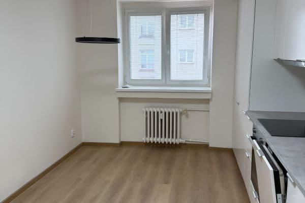 Prenájom bytu 2-izbový 56 m², Karpatská, Praha Prenájom bytu 2-izbový 56 m², Karpatská, Praha