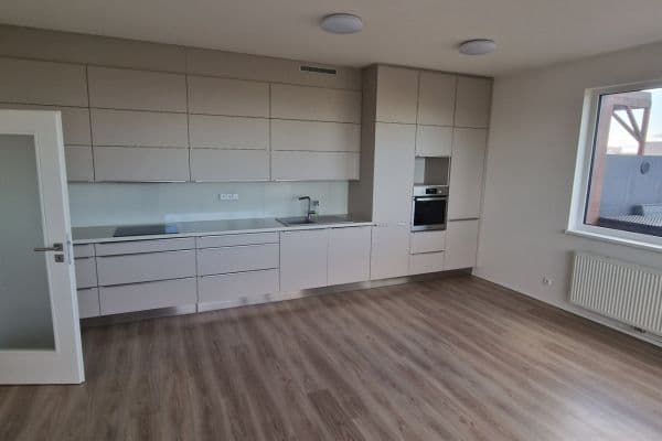 Prenájom bytu 5-izbový 106 m², Knovízská, Praha Prenájom bytu 5-izbový 106 m², Knovízská, Praha