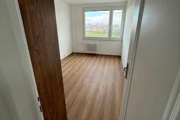 Prenájom bytu 4-izbový 82 m², Tesaříkova, Praha Prenájom bytu 4-izbový 82 m², Tesaříkova, Praha