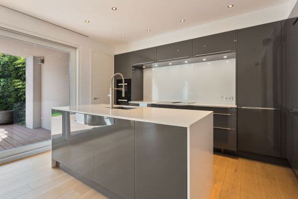 Predaj domu 169 m², pozemek 160 m², Liederbach am Taunus Predaj domu 169 m², pozemek 160 m², Liederbach am Taunus