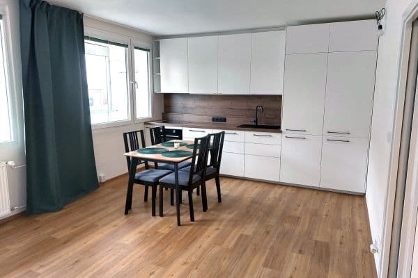 Prenájom bytu 3-izbový 56 m², Kaplická, Praha Prenájom bytu 3-izbový 56 m², Kaplická, Praha