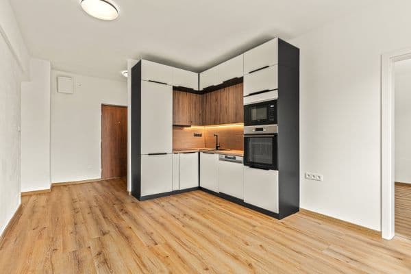 Prenájom bytu 3-izbový 58 m², Benešovo náměstí, Pardubice Prenájom bytu 3-izbový 58 m², Benešovo náměstí, Pardubice