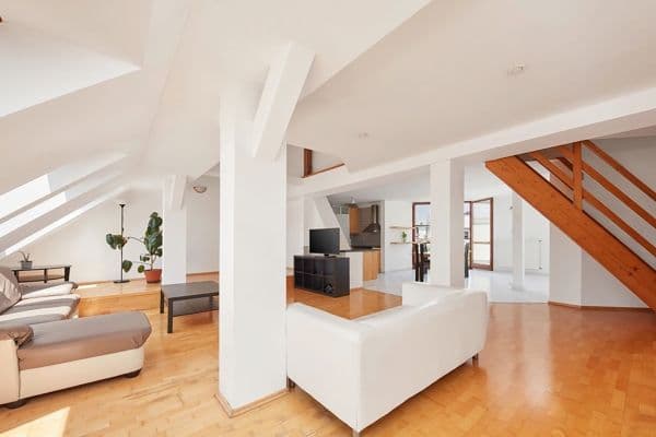 Prenájom bytu 3-izbový 210 m², Mojmírova, Prague Prenájom bytu 3-izbový 210 m², Mojmírova, Prague