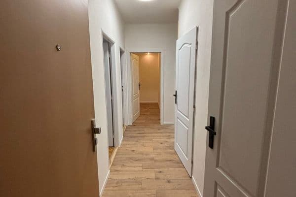 Prenájom bytu 3-izbový 85 m², Gončarenkova, Praha Prenájom bytu 3-izbový 85 m², Gončarenkova, Praha