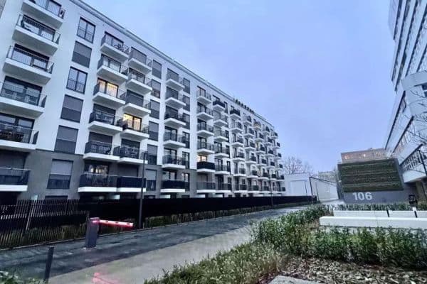 Prenájom bytu 3-izbový 115 m², Else-Lasker-Schüler-Straße 4, Berlin, Berlín Prenájom bytu 3-izbový 115 m², Else-Lasker-Schüler-Straße 4, Berlin, Berlín