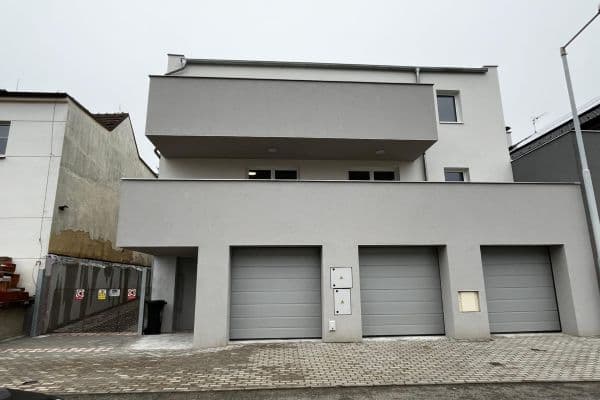 Prenájom bytu 3-izbový 86 m², Podohradská, Praha Prenájom bytu 3-izbový 86 m², Podohradská, Praha