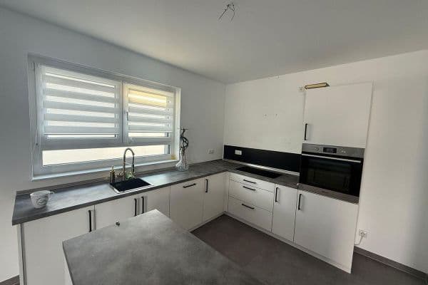 Prenájom bytu 4-izbový 137 m², Pfarrer-Kaspar-Walter-Straße 28, Offenbach am Main, Hesensko Prenájom bytu 4-izbový 137 m², Pfarrer-Kaspar-Walter-Straße 28, Offenbach am Main, Hesensko