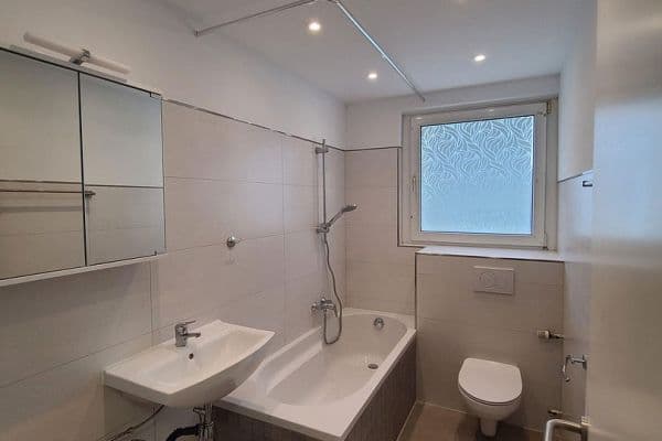 Prenájom bytu 3-izbový 109 m², Alzeyer Str. 1, Frankfurt, Hesensko Prenájom bytu 3-izbový 109 m², Alzeyer Str. 1, Frankfurt, Hesensko