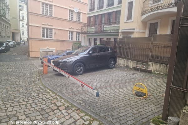 Prenájom garáže 24 m², Zámecký vrch, Karlovy Vary Prenájom garáže 24 m², Zámecký vrch, Karlovy Vary