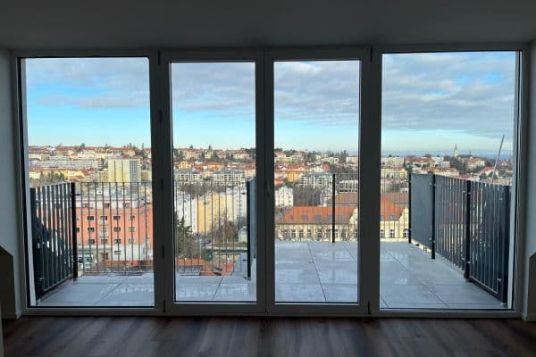 Prenájom bytu 3-izbový 91 m², Šlikova, Praha Prenájom bytu 3-izbový 91 m², Šlikova, Praha