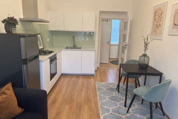 Prenájom bytu 2-izbový 45 m², náměstí Dr. Václava Holého, Praha 8 Prenájom bytu 2-izbový 45 m², náměstí Dr. Václava Holého, Praha 8