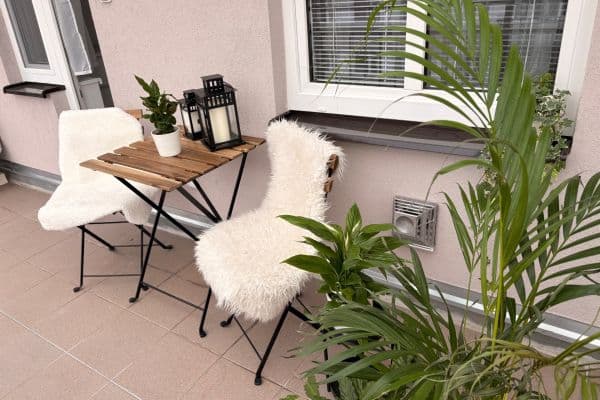 Prenájom bytu 2-izbový 56 m², Kloboučnická, Praha Prenájom bytu 2-izbový 56 m², Kloboučnická, Praha