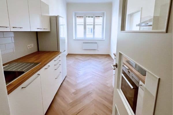 Prenájom bytu 2-izbový 41 m², Černokostelecká, Praha Prenájom bytu 2-izbový 41 m², Černokostelecká, Praha