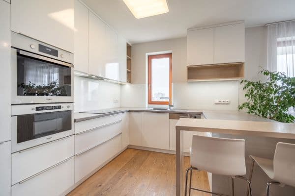 Prenájom bytu 3-izbový 86 m², Prorektorská, Praha Prenájom bytu 3-izbový 86 m², Prorektorská, Praha