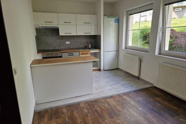 Prenájom bytu 2-izbový 64 m², Stradovská, Chlumec Prenájom bytu 2-izbový 64 m², Stradovská, Chlumec