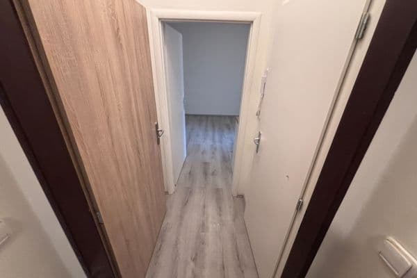 Prenájom bytu 2-izbový 35 m², Kladenská, Praha Prenájom bytu 2-izbový 35 m², Kladenská, Praha