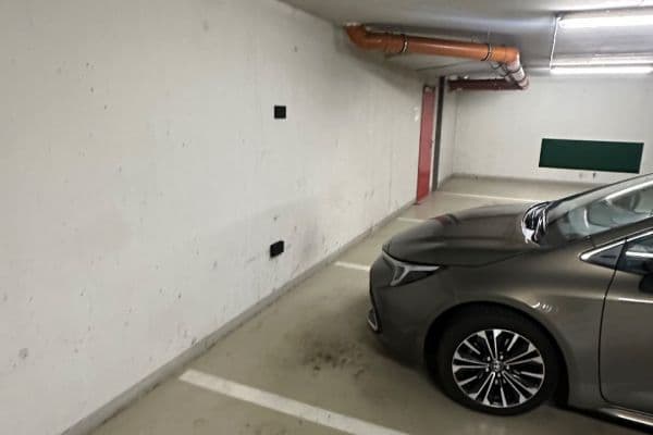 Prenájom garáže 6 m², Jeseniova, Praha Prenájom garáže 6 m², Jeseniova, Praha