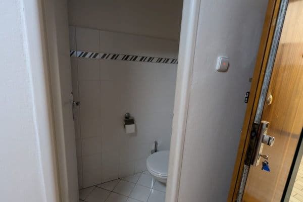 Prenájom bytu 3-izbový 100 m², K Červenému vrchu, Praha Prenájom bytu 3-izbový 100 m², K Červenému vrchu, Praha